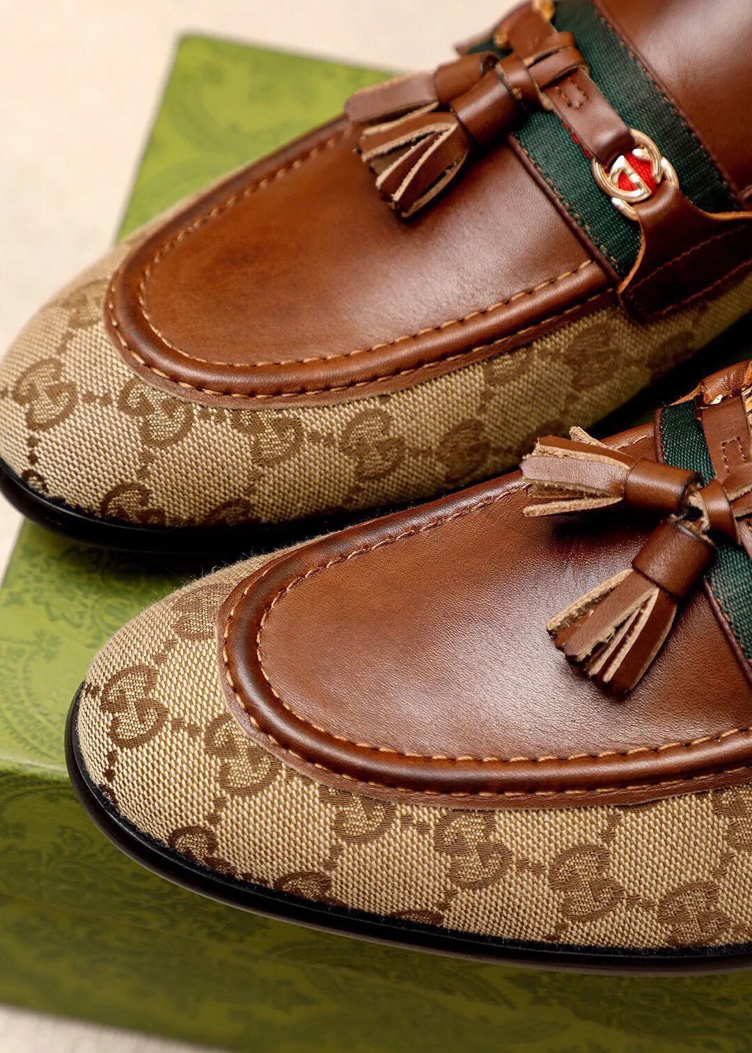 Men's shoes 💰520 💐 Product trademark: GUCCI "Gucci" casual leather shoes Regular size: 39-44 (38.45🉑️customized) Product materials: Selected imported first-layer calfskin upper + luxury hardware buckle, imported water-dyed cowhide leather lining. Strong three-dimensional visual effect, original combination outsole Color: 2⃣️colors available